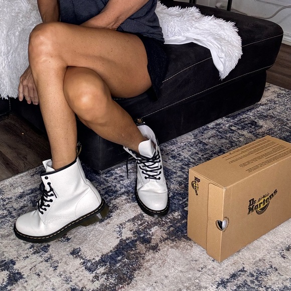 Dr. Marten Combat - THE ORIGINAL. STILL NEW! 1460 SMOOTH LEATHER LACE UP BOOTS - Picture 4 of 17